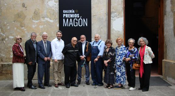 MAGONES EN LAS AFUERAS DE LA NUEVA GALERÍA PREMIOS MAGÓN.jpg