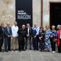 MAGONES EN LAS AFUERAS DE LA NUEVA GALERÍA PREMIOS MAGÓN.jpg
