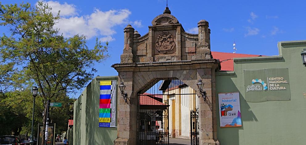 Entrada edificio Centro Nacional de la Cultura