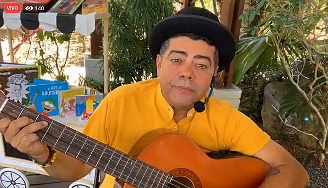 El cuentacuentos Juan Madrigal conduce el espacio "Jardín del Cuento" El cuentacuentos Juan Madrigal conduce el espacio "Jardín del Cuento"