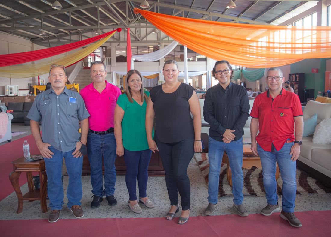 Foto: Johan Rodríguez, presidente de Armupa (quinto de izquierda a derecha) y algunos de los asociados en la actual sala de exhibición y ventas, ubicada a la entrada de Palmares. Cortesía de Armupa.