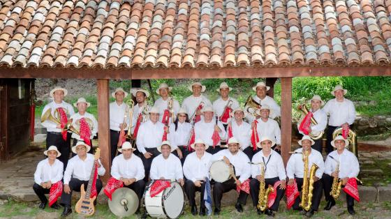 Imagen del festival de la anexión,  grupo de bailes folclóricos vestidos de blanco, negro y cinturones rojos