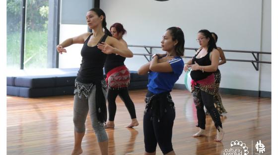 cursos de verano para jóvenes Imagen con fin ilustrativo, jóvenes ensayando una coreografía