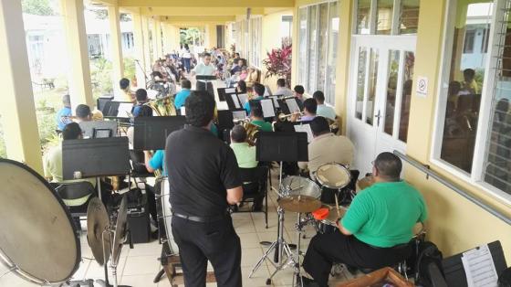 Músicos de la Banda de Conciertos de Guanacaste tocando en un hogar de Adultos Mayores. En la foto todos disfrutan de la música.