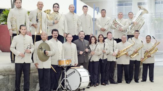 Concierto de Gira a Zona Sur, Museo Regional UCR San Ramón - Banda de Concierto de Puntarenas. En la foto posan los músicos de la Banda de Conciertos de Puntarenas vestidos con sus guerreras color beige. Lucen muy elegantes y sonrientes junto a sus instrumentos.