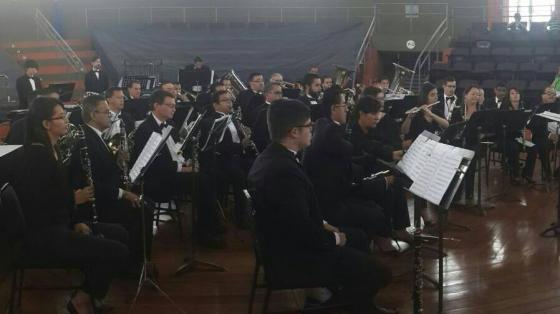 Concierto Navideño - Banda de Conciertos de Cartago junto a Coro Kem Bi´X y Coro de la Escuela de Artes de San Pablo. Músicos y músicas de la Banda de Conciertos de Cartago, sentados interpretando la música de su concierto.