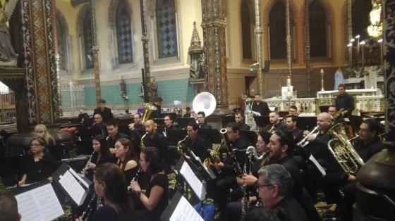 Banda de Conciertos de San José en concierto Músicos de la Banda de Conciertos de San José ejecutando su programa musical dentro de una iglesia