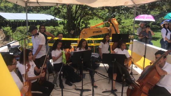 Presentación SINEM Coto Brus Inicialmente el trabajo se enfocó al área de cuerdas orquestales, sin embargo, durante los años siguientes se ha podido implementar diferentes áreas de formación tales como instrumentos de viento y de percusión. Dentro de las agrupaciones y ensambles podemos contar a la Orquesta Sinfónica, Ensamble de Percusión, Ensamble de Vientos, Taller de Jazz, Orquesta de Guitarras y Camerata.