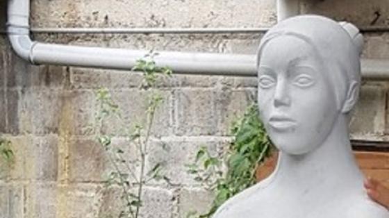 Mujer. Mármol Escultura de gran formato. Material: mármol