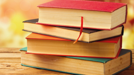 Grupo de libros apilados