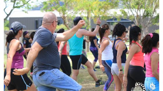 Zumba en el Parque Personas haciendo zumba al aire libre
