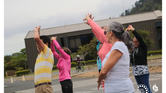 Personas adultas realizando ejercicios tipo yoga