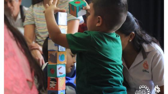 Niño jugando con cubos armando una historia 