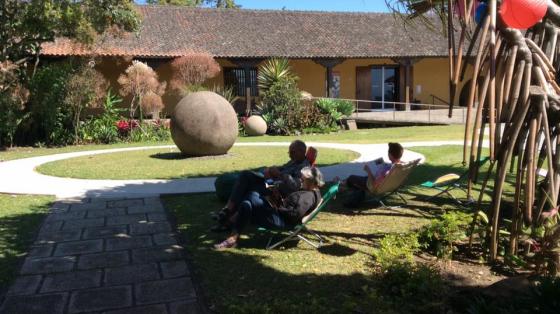 Le prestamos un libro o traiga el suyo a las mañanas de lectura en el jardín