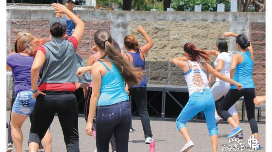 Zumba en el Parque Personas realizando zumba