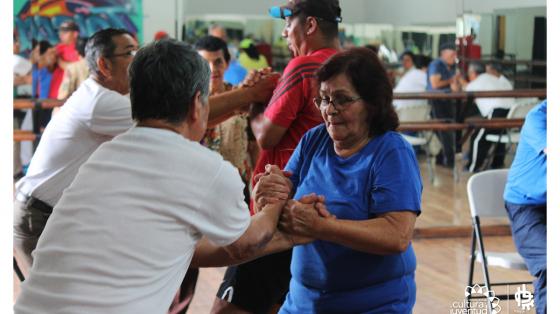 Curso de recreación y tiempo libre Adultos mayores haciendo ejercicio en un salón