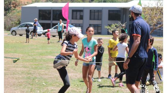 Niños y jóvenes disfrutando del día del deporte en el Parque 