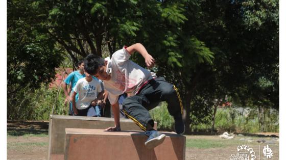 Meeting of Styles/ Parkour y Calistenía Niño brincando sobre una caja, haciendo parkour