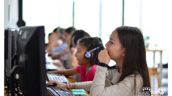 La Hora del Código, conmemorando el día Internacional de la Mujer Niñas trabajando en computadoras