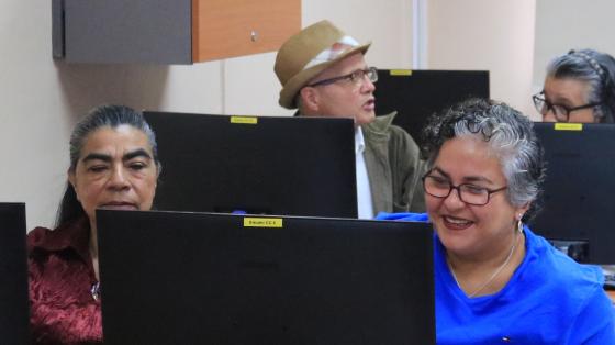 Personas trabajando frente a la computadora