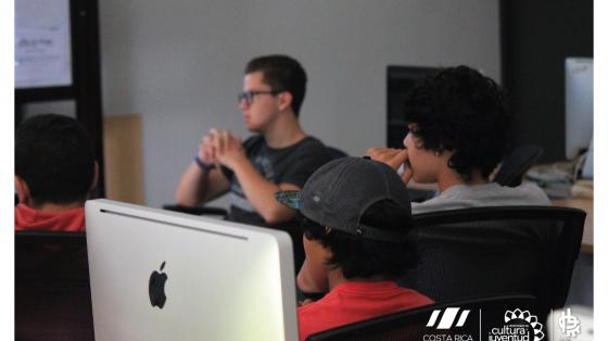 Jóvenes como en un reunión prestando atención 