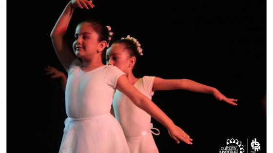 Dos niñas haciendo ballet