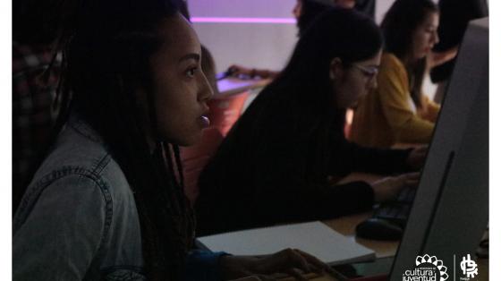 Taller de Marketing Digital para emprendedores (metodología virtual) Jóvenes prestando atención a lo que hacen mientras observan la computadora