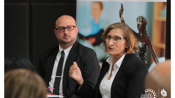 Facebook Live: Pensiones alimenticias y sus afectaciones a raíz del COVID 19 Dos abogados explicando sobre un tema, atrás de ellos un banner informativo