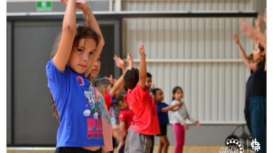 Niños realizando una clase de ejercicios 