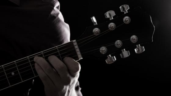 Concierto con el grupo Las Chicharras, los artistas Frank Noguera y Luis Machado Músico tocando la guitarra