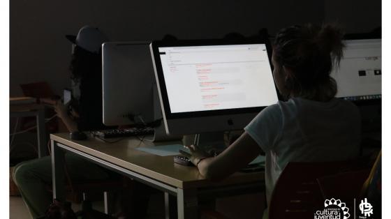 Facebook Live: Charla Inkscape Muchacha en un salón tomando apuntes frente a una computadora