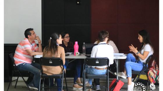 Grupo de personas reunidas recibiendo asesoría