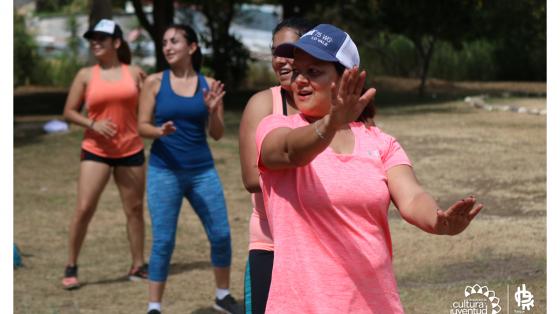 Cuatro mujeres haciendo una clase de ejercicios