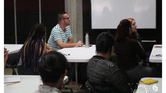 Personas en una charla
