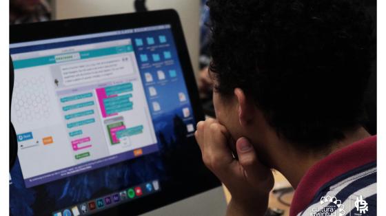 Joven frente a una computadora participando en la Hora del Código