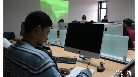 Facebook Live: Cuidados en el uso del internet en tiempos de COVID Personas en una sala frente a computadoras.