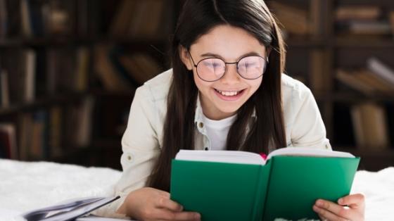 Arco Iris de lectura Retrato de una niña leyendo un libro