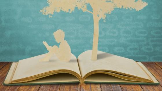 Club de lectura juvenil Siluetas de un hombre y un árbol sobre un libro abierto