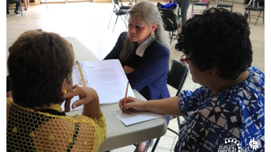 Tres personas trabajando en un documento