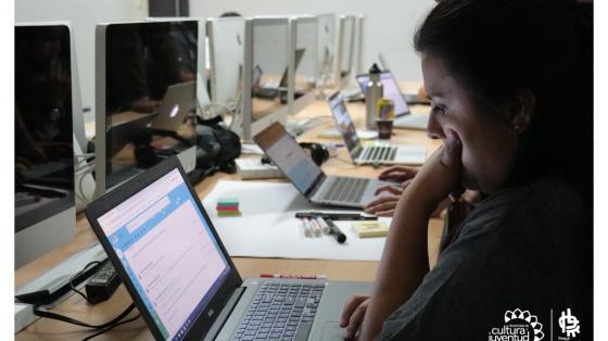 Joven frente a una computadora portátil 