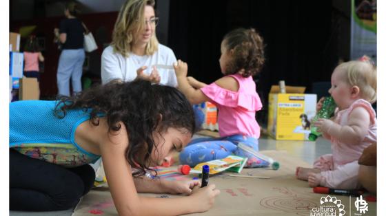 Niños disfrutando y dibujando