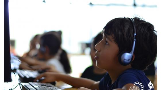 Niños aprendiendo sobre computación