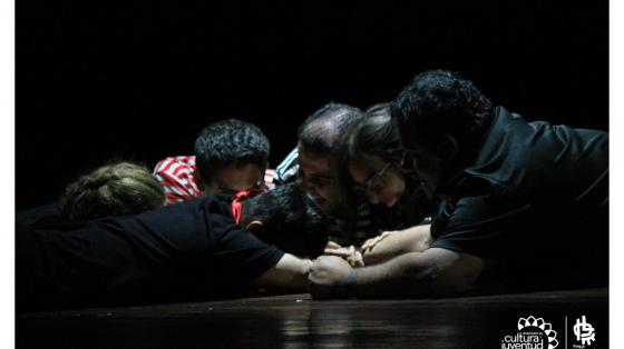 Muestra final del curso de Artes Escénicas Inclusivas CPJ-PLL Grupo de jóvenes haciendo una presentación teatral