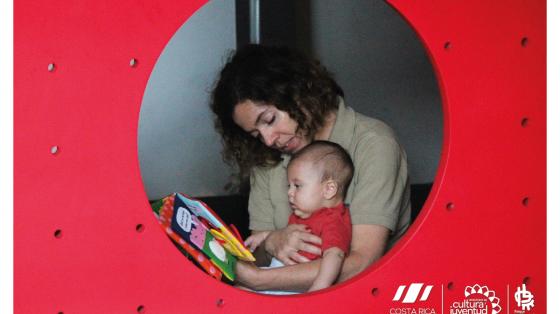Facebook Live, Celebrando el día de las madres en familia Una mamá enseñándole un libro y leyéndole a un bebé