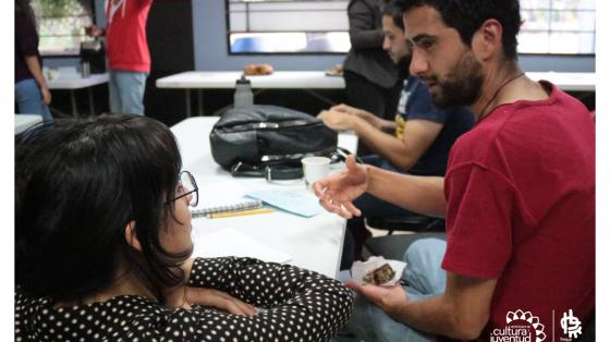 Servicio virtual de Asesoría Legal Mipyme Dos personas conversando, y una de ellas explicando y asesorando a la otra persona.