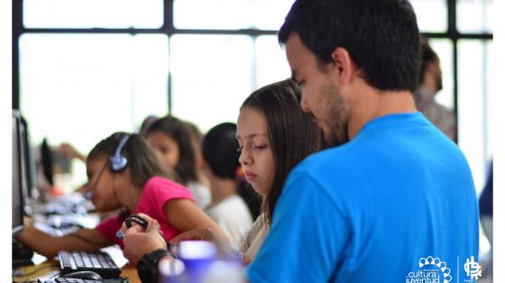 Niños recibiendo lecciones en un club virtual del Centro Infantil y Juvenil