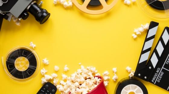 Cineforo Disposición plana de elementos de cine sobre fondo amarillo