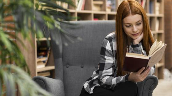 Bibliotertulias semanales Mujer joven leyendo un libro
