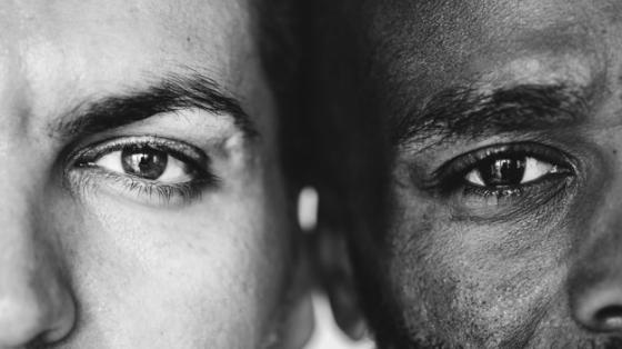 Día Nacional de la persona negra Primer plano de dos hombre de diferente grupo étnico