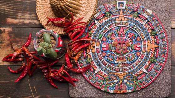 Alajuela, capital del mundo: México Símbolos mexicanos decorativos: chile seco, sombrero